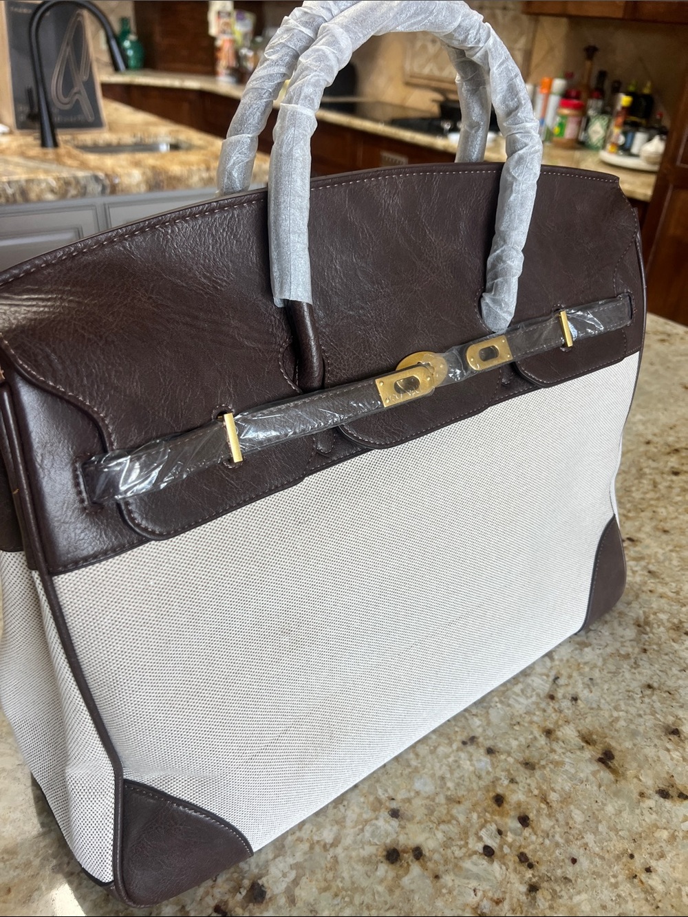 VELANTRA WEEKENDER BAG NWT, includes strap - Picture 3 of 12